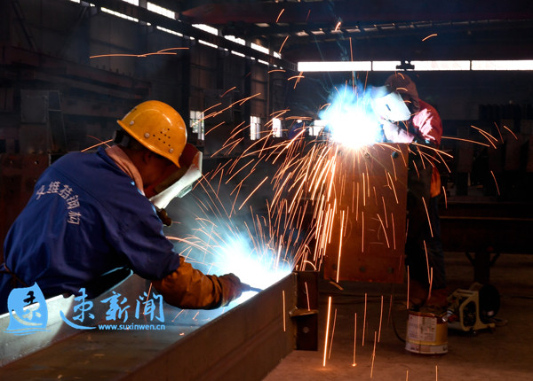 江苏艾维特钢结构有限公司的工人，在焊接钢结构产品。郑绪军 (2).jpg